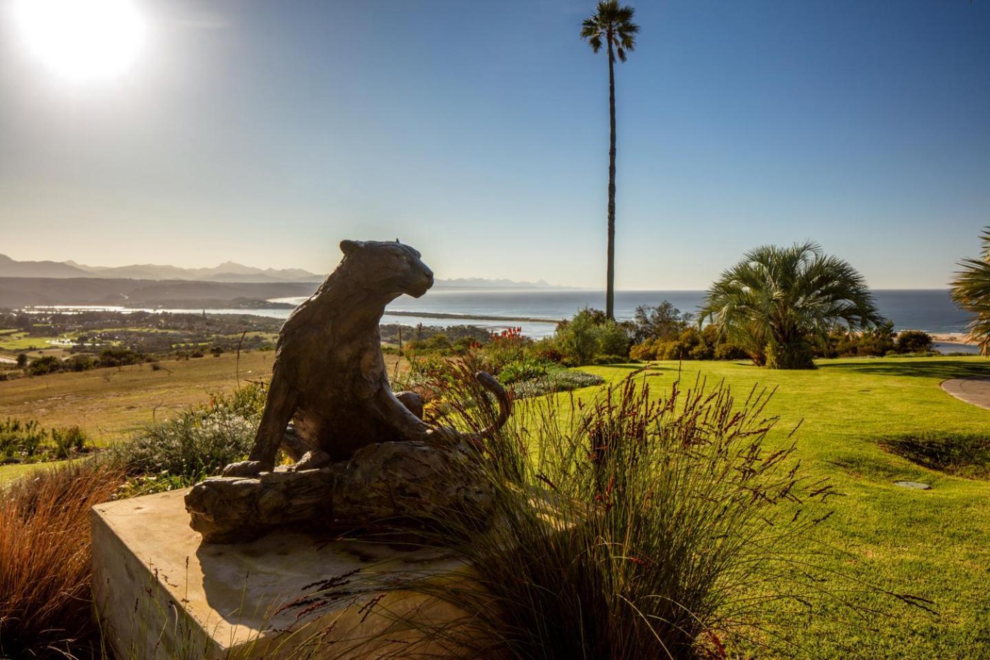Sky Villa Boutique Hotel By Raw Africa Collection Plettenberg Bay Eksteriør billede The Bobcat statue at the entrance of the school