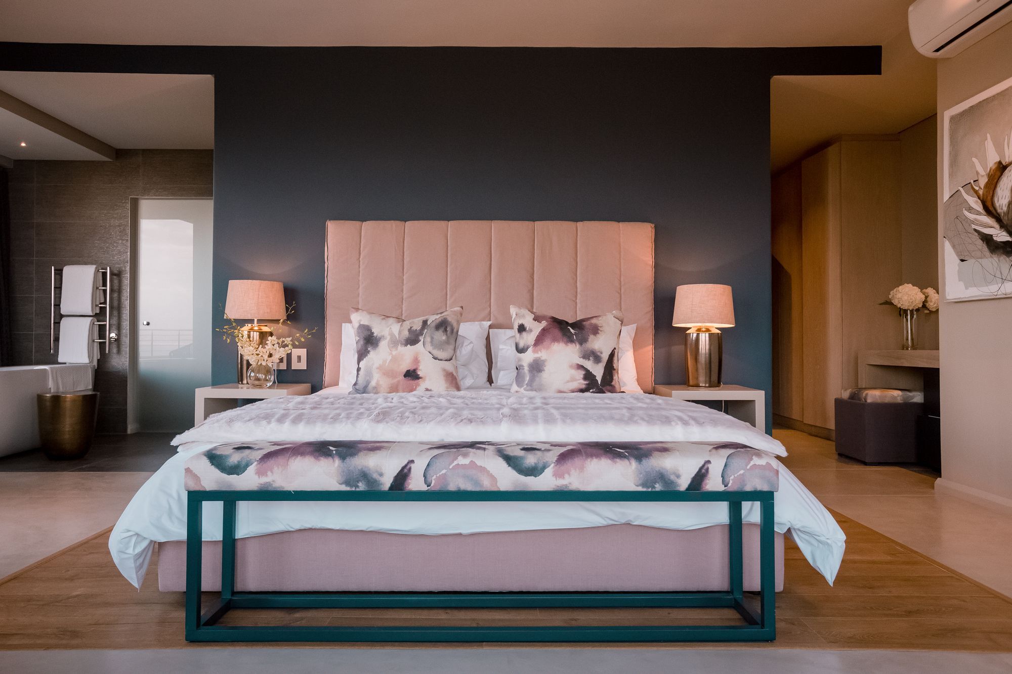 Sky Villa Boutique Hotel By Raw Africa Collection Plettenberg Bay Eksteriør billede A bedroom at the Cape Town edition